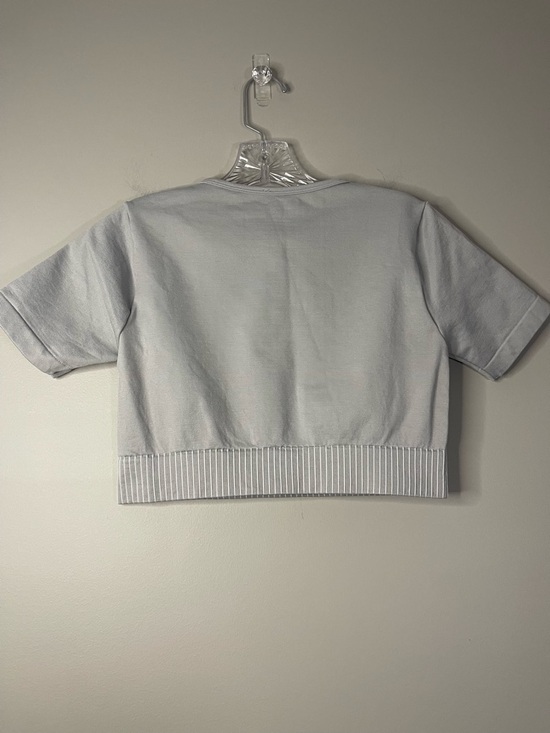 PrettyLittleThing Light Gray Cropped Sport Tee - Picture 4 of 5